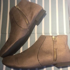 American Eagle tan booties with gold zipper